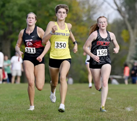 Lynx run at Algona Invite